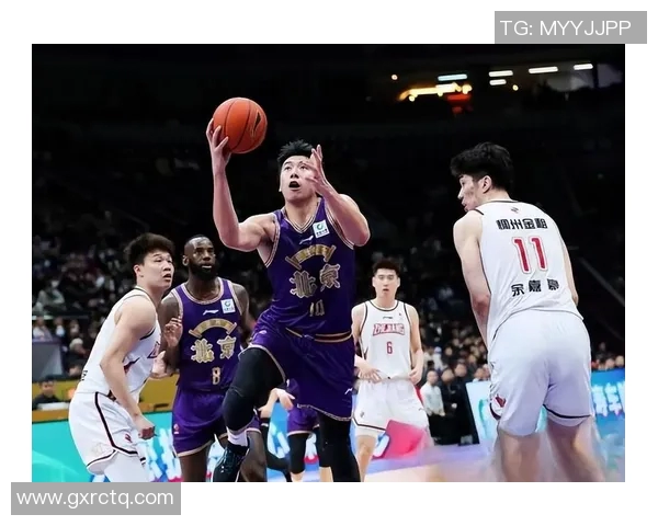 激情对决直播CBA上海队迎战深圳队全力争胜精彩瞬间不容错过